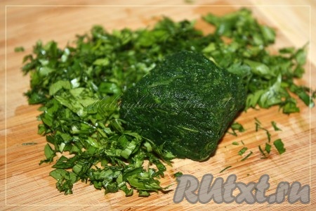 Зелень нарезать, шпинат разморозить.
