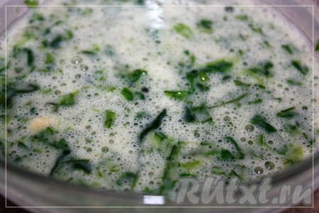 Слегка взбить (по желанию можно посолить).
