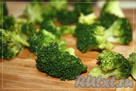 Брокколи отварить до готовности, разрезать на небольшие кусочки.
