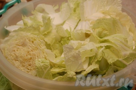 Нарежем пекинскую капусту достаточно крупными кусочками.