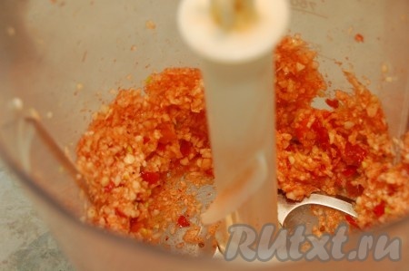 Пропустим их через блендер до состояния однородной кашицы.