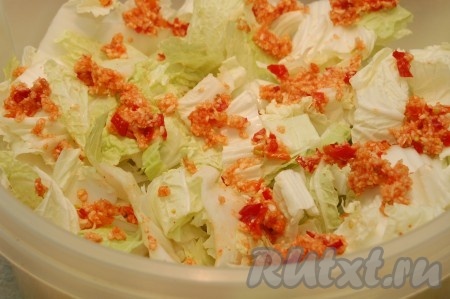 Смешаем воду с уксусом, выльем в капусту, перемешаем, добавим оставшуюся кашицу из специй и еще раз перемешаем.