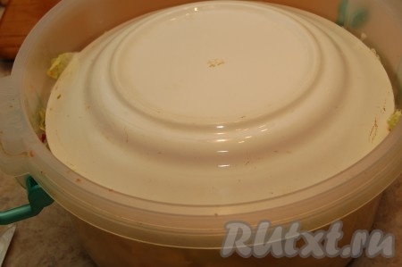 Сверху прикроем тарелкой.