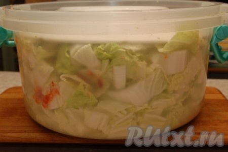 И в таком виде оставим кимчи из пекинской капусты на три дня при комнатной температуре.