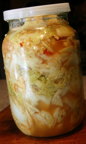 Через три дня разложим капусту по банкам и уберём в прохладное место.