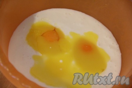 Масло сливочное растопить и слегка остудить. В глубокую миску влить кефир, добавить яйца и сливочное масло. Я замешивала тесто с помощью венчика, но можно перемешивать вилкой. Слегка взбить смесь венчиком.