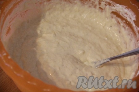 Всё тщательно перемешать до однородного состояния. Тесто получится в меру густым, но не льющимся.
