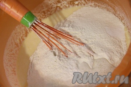 Затем всыпать просеянную муку. Добавить соль, сахар и разрыхлитель. Соду погасить лимонной кислотой или уксусом. Добавить соду в тесто. 