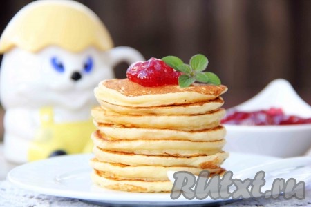 Подать нежные оладьи, приготовленные на кефире, с вареньем или сметаной. Быстро, просто и очень вкусно!
