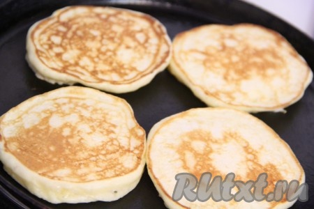 Выпекать оладушки с двух сторон до золотистого цвета.
