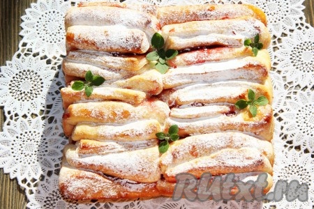 Пирог с джемом из дрожжевого теста в духовке