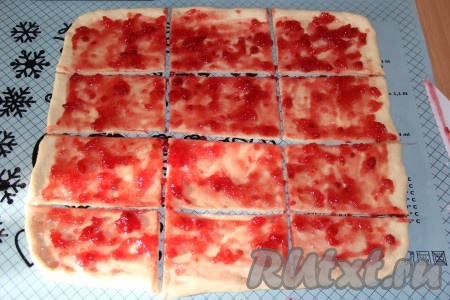 Разрезать тесто, смазанное джемом, на 12 частей.