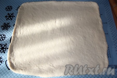 Раскатать тесто скалкой в прямоугольный пласт размером примерно 40х30 сантиметров.