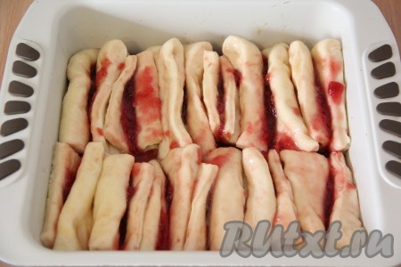 Затем аккуратно смазать молоком верх пирога с джемом, поставить в разогретую духовку и выпекать минут 30-35 при температуре 180 градусов (до золотистого цвета дрожжевого теста).