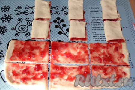  Затем сложить наши прямоугольнички теста пополам так, чтобы начинка оказалась внутри.