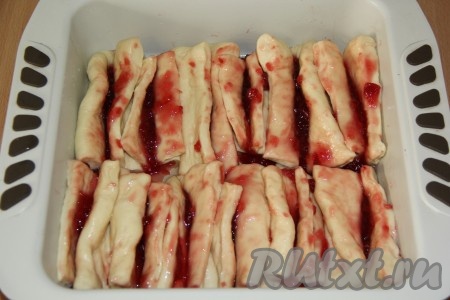 Форму для выпечки (у меня прямоугольная форма размером 30х20 сантиметров) слегка смазать растительным маслом. Выложить получившиеся кармашки в форму, не плотно. Оставить форму с тестом в тепле на 35-40 минут.&nbsp;