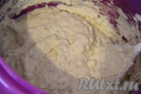 В глубокой миске соединить влажный творог, сахар и яйцо. Вилкой перемешать массу до однородности. Затем начать по столовой ложке добавлять муку, каждый раз хорошо вмешивая её в тесто для сырников. Добавляя муку, учитывайте, что тесто должно получиться вязким и при этом держать форму, то есть из него руками можно слепить округлый сырник. Влажность творога может быть разной, поэтому точное количество муки указать сложно. Мне хватило 3 столовых ложки (60 грамм). 