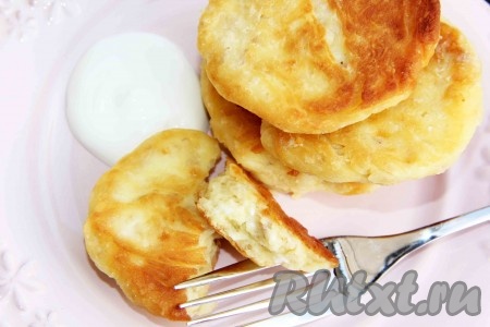 Сырники, приготовленные из влажного творога, получаются с аппетитной румяной корочкой снаружи и очень нежными внутри. Подавать к столу их нужно горячими, дополнив сметаной или мёдом.