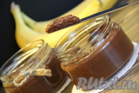 Готовую очень вкусную шоколадно-банановую пасту подать на кусочке белого хлеба. Ещё такую домашнюю пасту можно использовать в роли начинки для маффинов, крема для тортов или рулетов.
