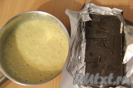 Бананы очистить и размять в пюре с помощью погружного блендера. Выложить банановое пюре в кастрюлю. Добавить в банановое пюре сахар и апельсиновый сок. Я выжала сок из апельсина. Шоколад разломать на кусочки.