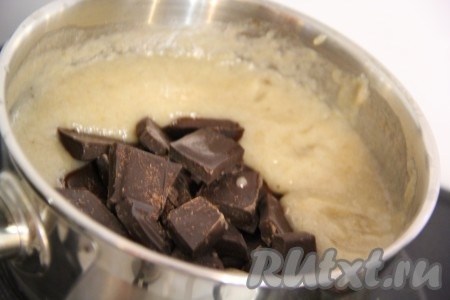 Затем добавить кусочки шоколада, хорошо перемешать.