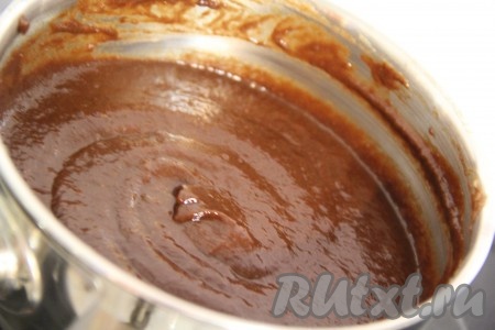  Как только шоколад растворится и масса станет однородной, снять кастрюлю с огня.