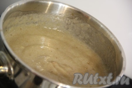 Поставить кастрюлю с банановой массой на огонь. Довести до кипения и варить при помешивании 5 минут.
