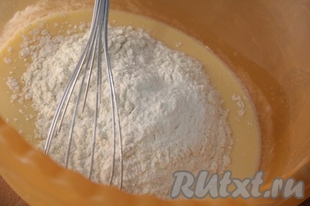 Всыпать муку и хорошо перемешать тесто венчиком.