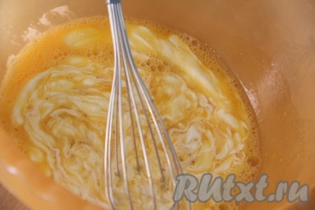 Затем выложить сметану и тщательно перемешать.