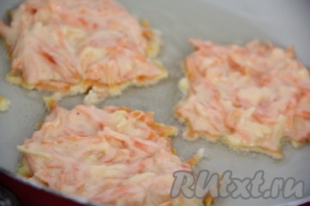  В сковороду влить растительное масло, поставить на огонь, очень хорошо разогреть. Выкладывать на разогретую сковороду по столовой ложке морковно-сырного теста, слегка разровнять.