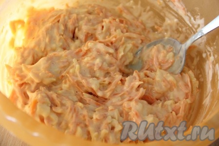 Морковно-сырное тесто получится густым.