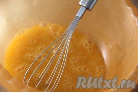 Слегка взбить венчиком в миске яйца с солью.