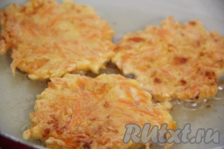 Жарить морковные оладьи с сыром на огне чуть ниже среднего с двух сторон до золотистой корочки. Если огонь сделать достаточно сильным, морковка не успеет прожариться. Затем переложить оладушки на бумажные салфетки, чтобы убрать лишнее масло. Постепенно пожарить все оладьи из оставшегося морковно-сырного теста.