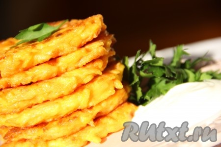  Морковные оладьи с сыром, приготовленные по этому рецепту, получаются яркими, аппетитными и очень вкусными, к столу их лучше подавать горячими, дополнив сметаной.