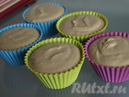 В глубокую миску выложить творог и сгущённое молоко. Взбить блендером или миксером до однородной массы. Затем влить молоко и ещё раз хорошо взбить. Разложить получившуюся массу по силиконовым формочкам для кексов.