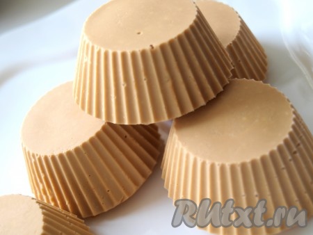 Поставить мороженое из творога и варёной сгущёнки на 4-5 часов в морозилку, затем вынуть из формочек и наслаждаться наивкуснейшим домашним лакомством. Это творожное мороженое по вкусу напоминает покупное "Крем-брюле".