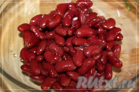 Отварить фасоль до готовности (или взять консервированную фасоль).
