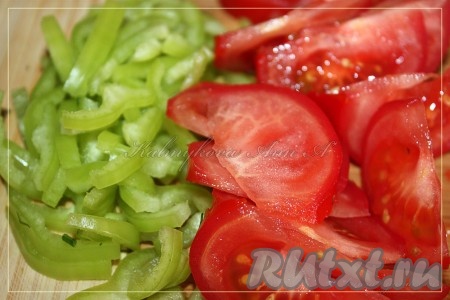 Помидоры и перец нарезать произвольно.
