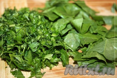 Измельчить зелень и щавель.
