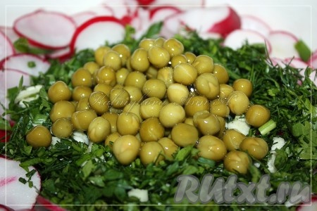 Добавить горошек и все перемешать. Заправить по вкусу, если надо, посолить.
