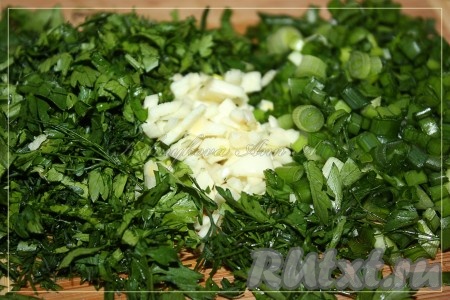 Измельчить лук, чеснок и зелень.
