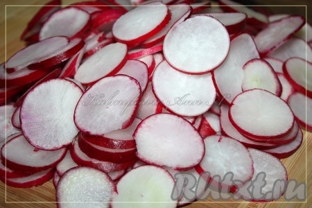 Нарезать редиску.
