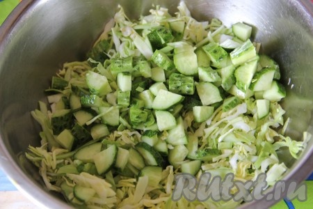 Свежий огурец нарезать кубиками и добавить к капусте.