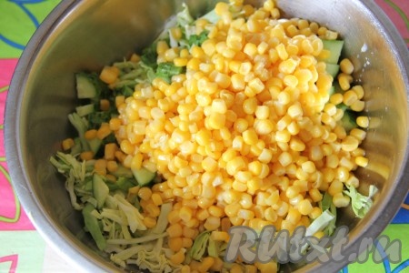 С кукурузы слить сок, добавить ее в миску.