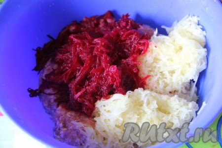 Отварной картофель и свеклу натереть на мелкой терке. Яйцо, натертые овощи, соль и перец добавить к мясному фаршу.
