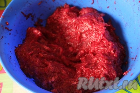 Полученную массу тщательно перемешать. Фарш должен получиться однородным.

