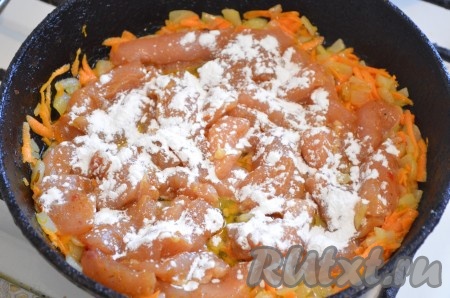 К обжаренным овощам добавить куриное филе, посыпать 1 чайной ложкой муки.
