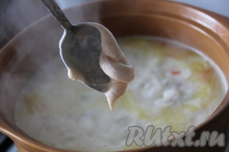 Когда картофель будет готов, добавить в кастрюлю плавленный сырок, перемешать, чтобы сыр растворился.
