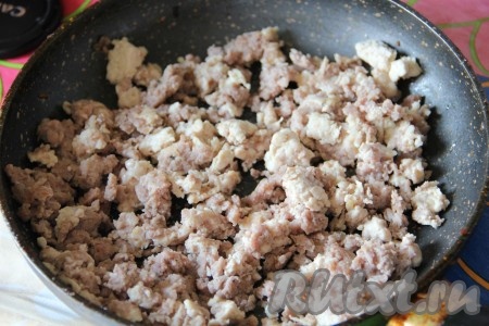 Мясной фарш обжарить на растительном масле, помешивая, до готовности (до изменения цвета фарша), посолить и поперчить.
