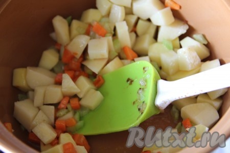 Отдельно в кастрюле обжарить на растительном масле в течение 5 минут лук, морковь и сельдерей, нарезанные кубиками, затем добавить нарезанный кубиками картофель и держать на огне еще 3 минуты.
